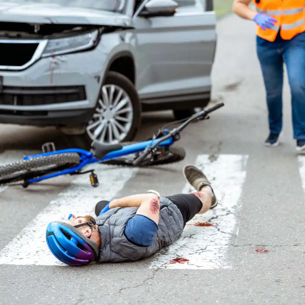 cycliste à terre victime d'un accident de la circulation