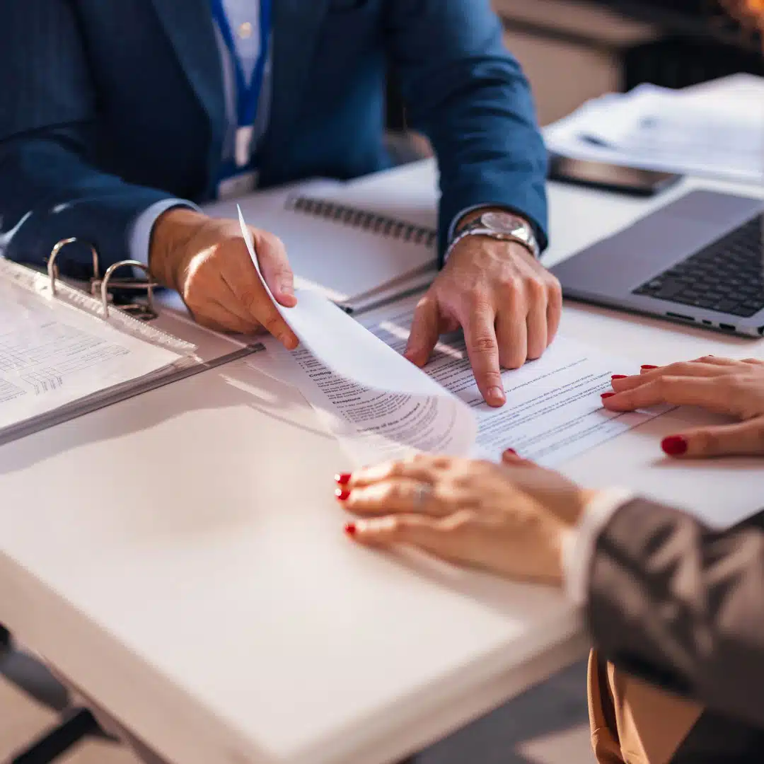 avocat en train de corriger un contrat dans le cadre du droit du travail
