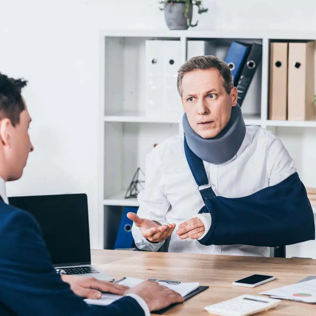 homme blessé victime d'accident consulte un avocat