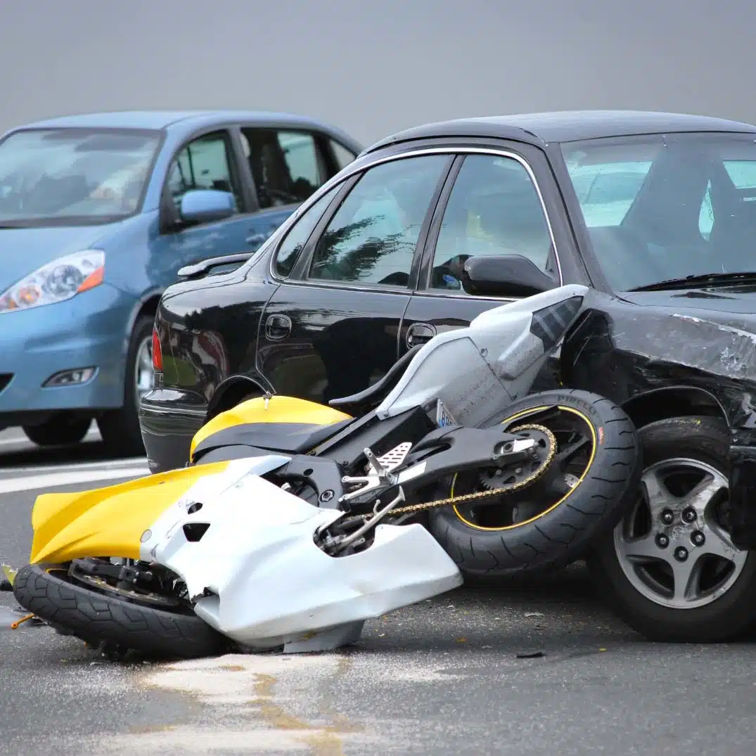 accident d'une moto jaune avec voiture. LégiRa vous aide a défendre vos droits