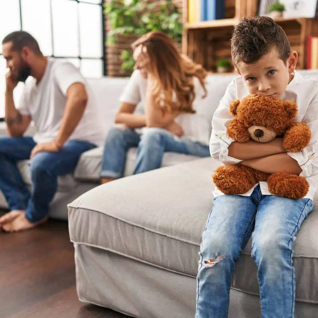 enfant triste avec son ourson car ses parents divorce