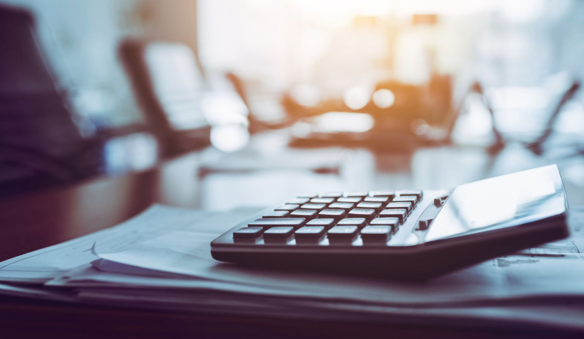 calculatrice sur un bureau pour calculer les frais de procédure judicaire
